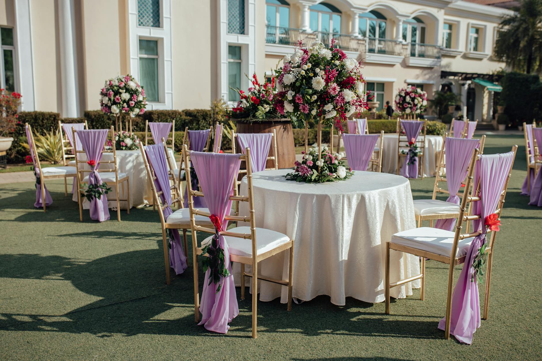 Plenerowa elegancka sala weselna z kwiatami i lawendowymi krzesłami Plenerowa elegancka sala weselna z kwiatami i lawendowymi krzesłami