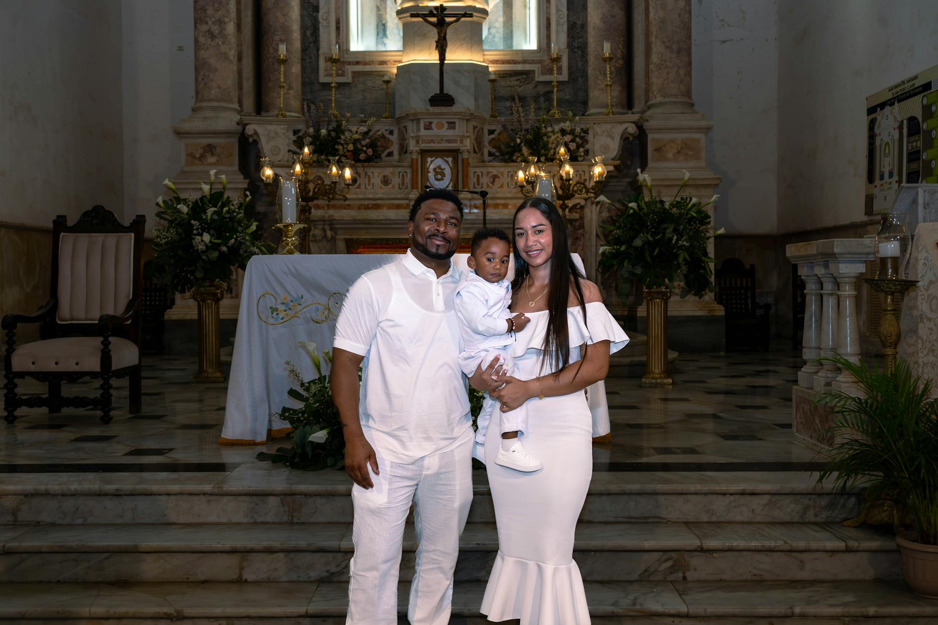 Rodzina pozuje do pamiątkowego zdjęcia w eleganckim kościele