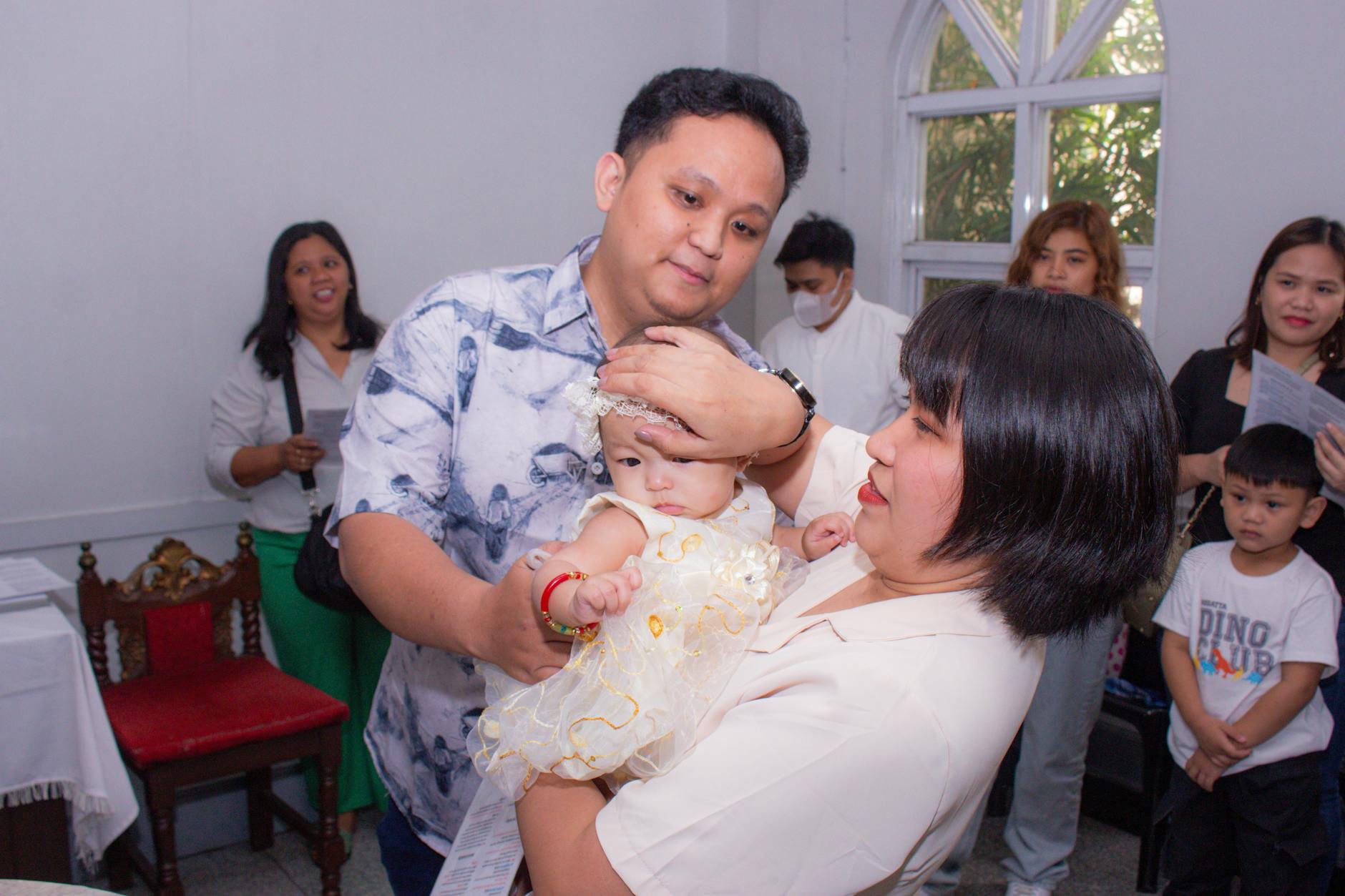 Rodzina świętuje chrzest dziecka w kościele w gronie bliskich