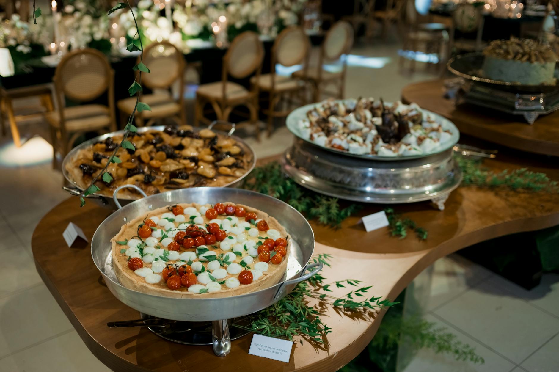 Nowoczesne menu weselne bez kotleta: co podać zamiast klasyki Elegancki bufet z tartami na nowoczesnym przyjęciu weselnym
