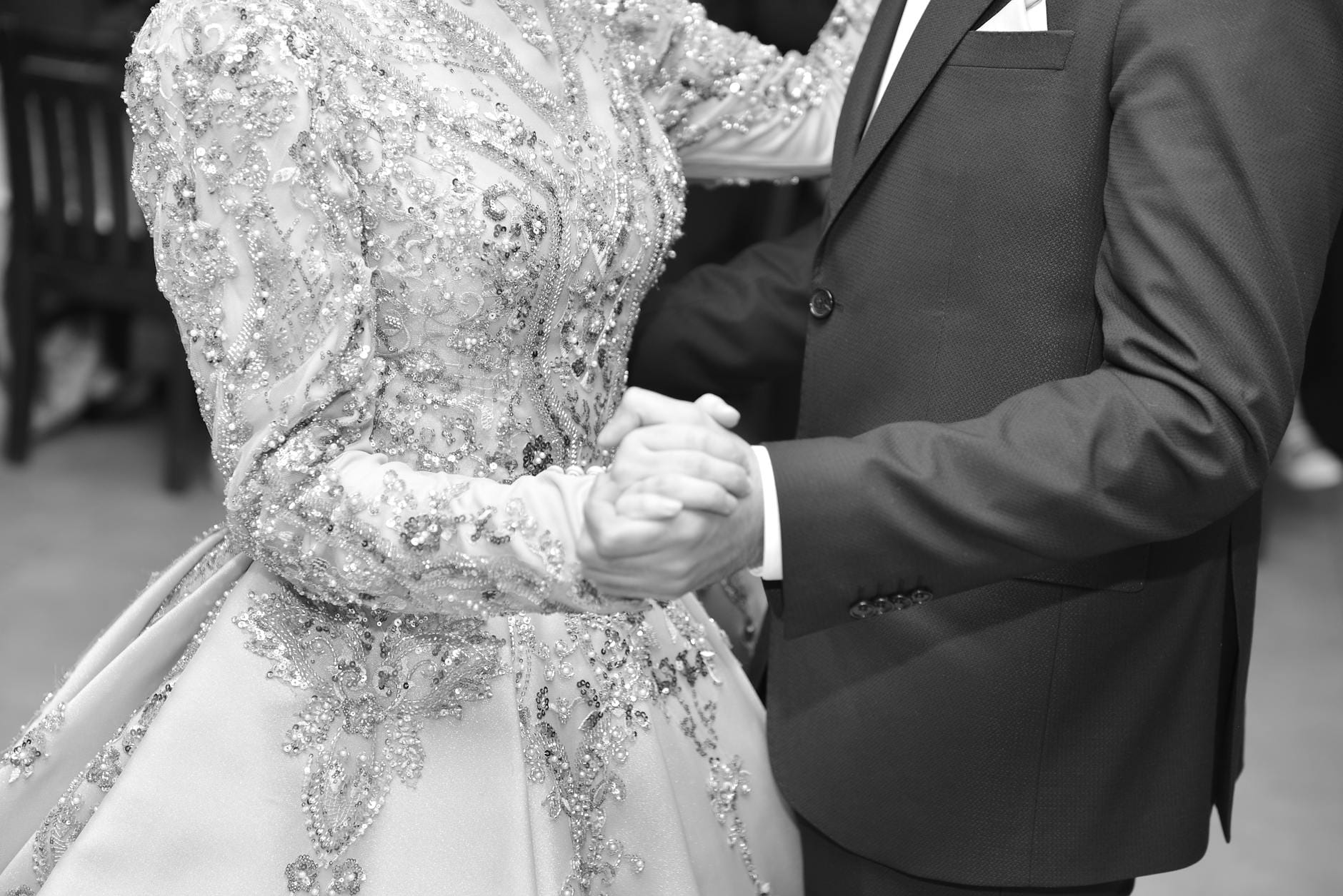 Para młoda w eleganckim pierwszym tańcu w sali dworskiej
