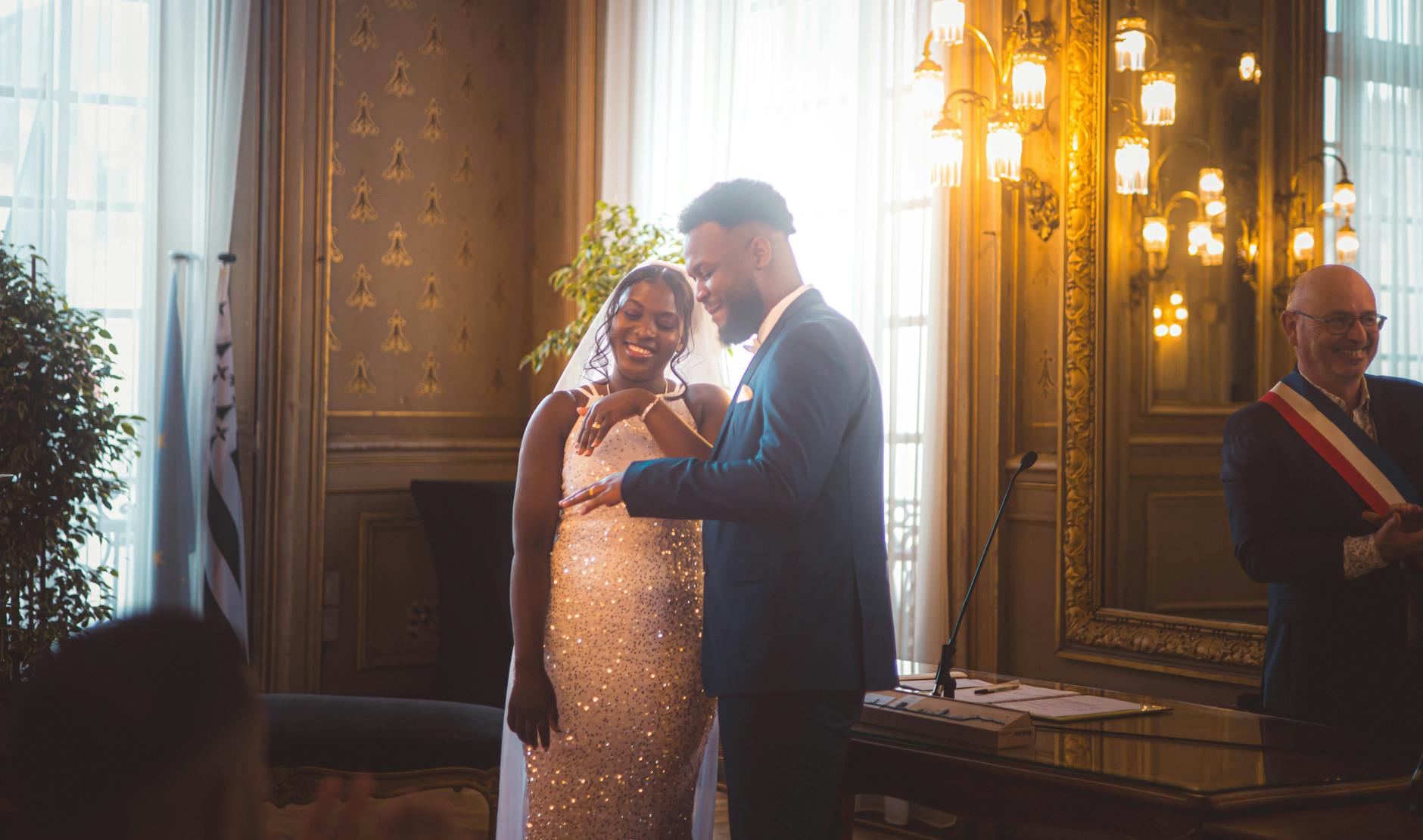 Od zaręczyn do poprawin – opowieść o ślubie zorganizowanym w dwa miesiące Para młoda wymieniająca obrączki podczas eleganckiej ceremonii w sali