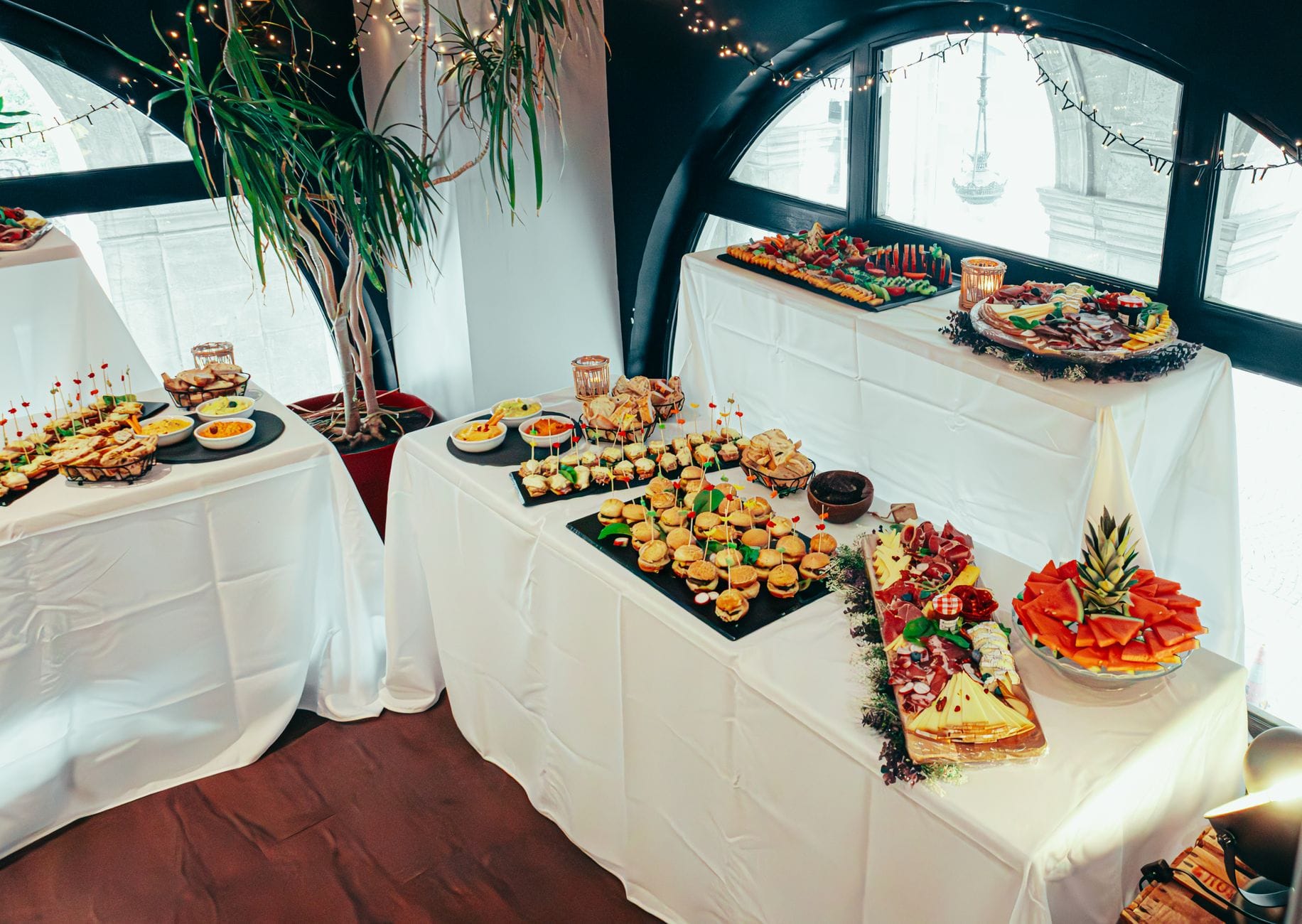 Elegancki bufet z przekąskami na przyjęcie w dworku