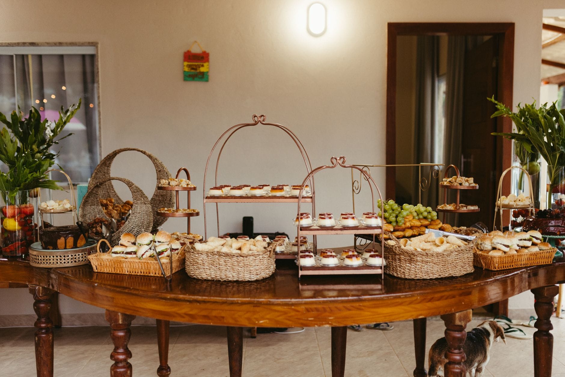 Przekąski na wieczór panieński i kawalerski w dworku: eleganckie, ale na luzie Elegancki bufet z wypiekami, pieczywem i świeżymi owocami w dworku