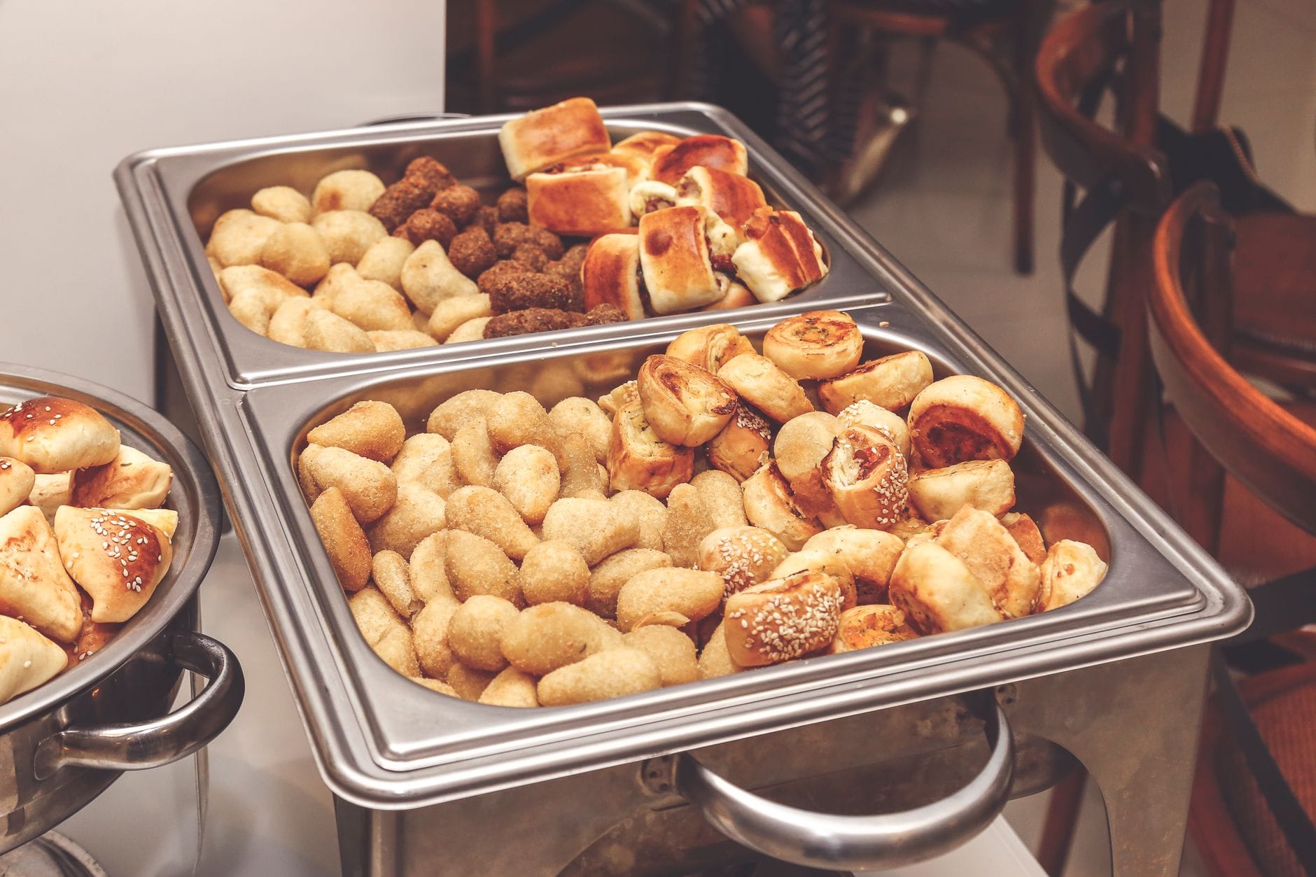 Półmisek z różnymi pieczonymi przekąskami w bufecie cateringowym