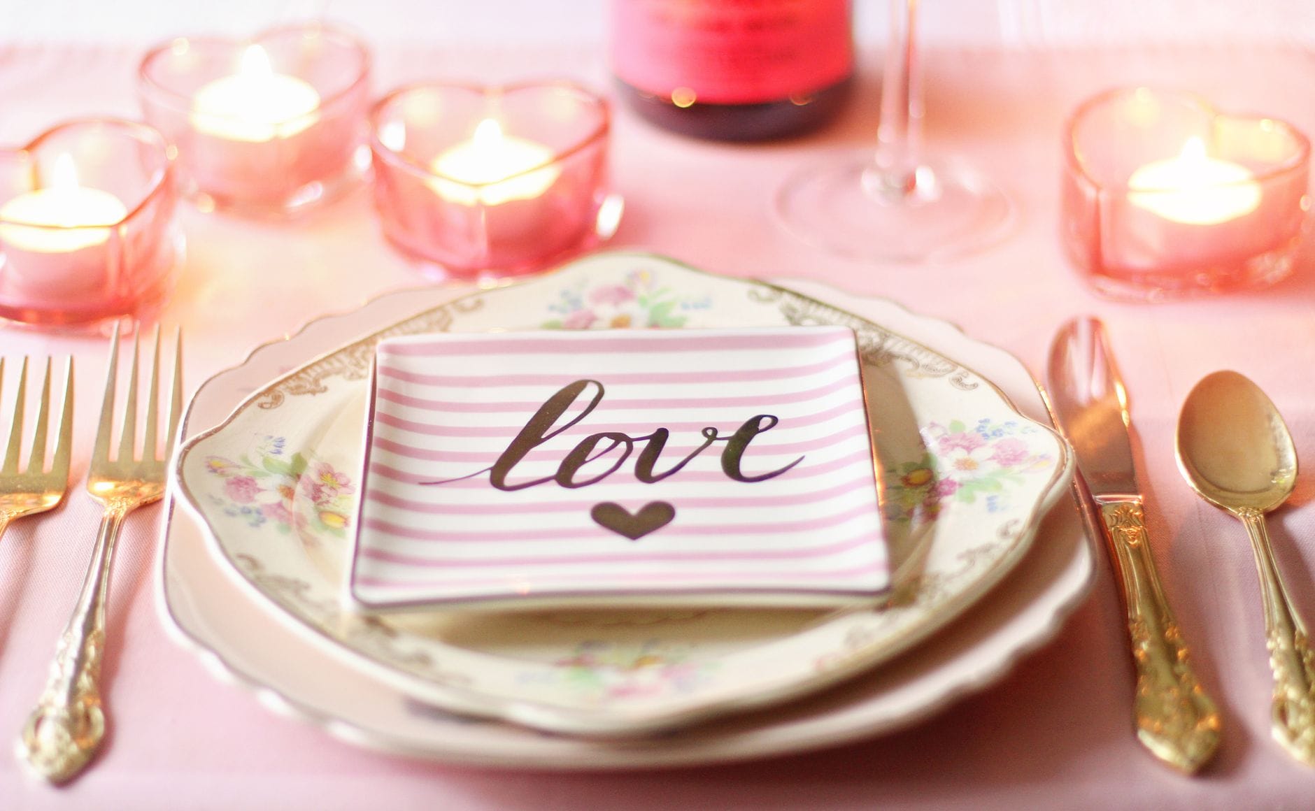 Romantyczny, elegancki stół z sercowymi świecami i talerzem love