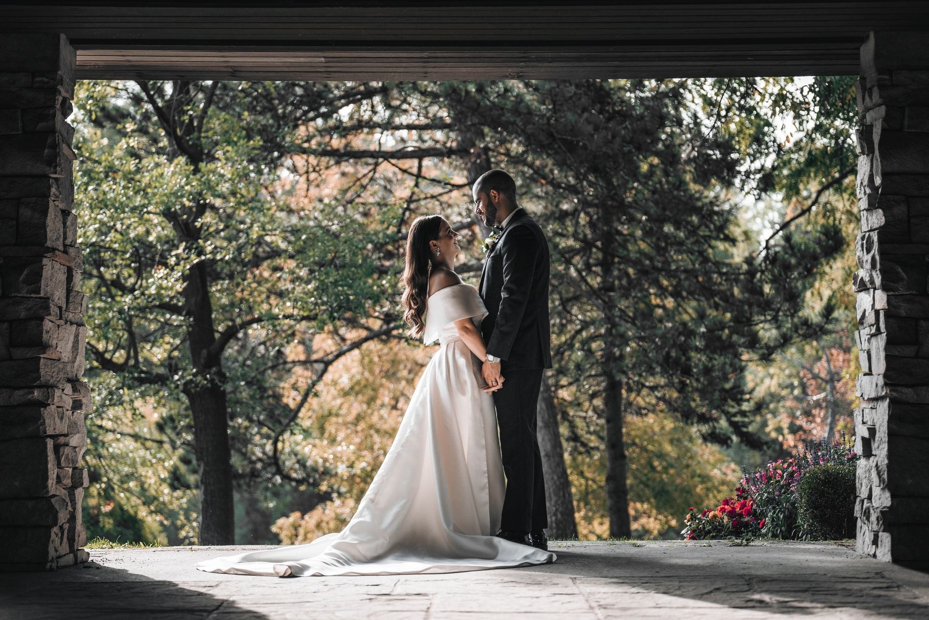Elegancka para młoda trzymająca się za ręce w ogrodzie dworu