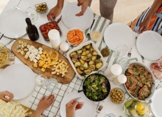 Jak obliczyć ilość jedzenia na przyjęcie rodzinne? Prosty przelicznik Wspólny posiłek z makaronem, serem, sałatką i warzywami z góry